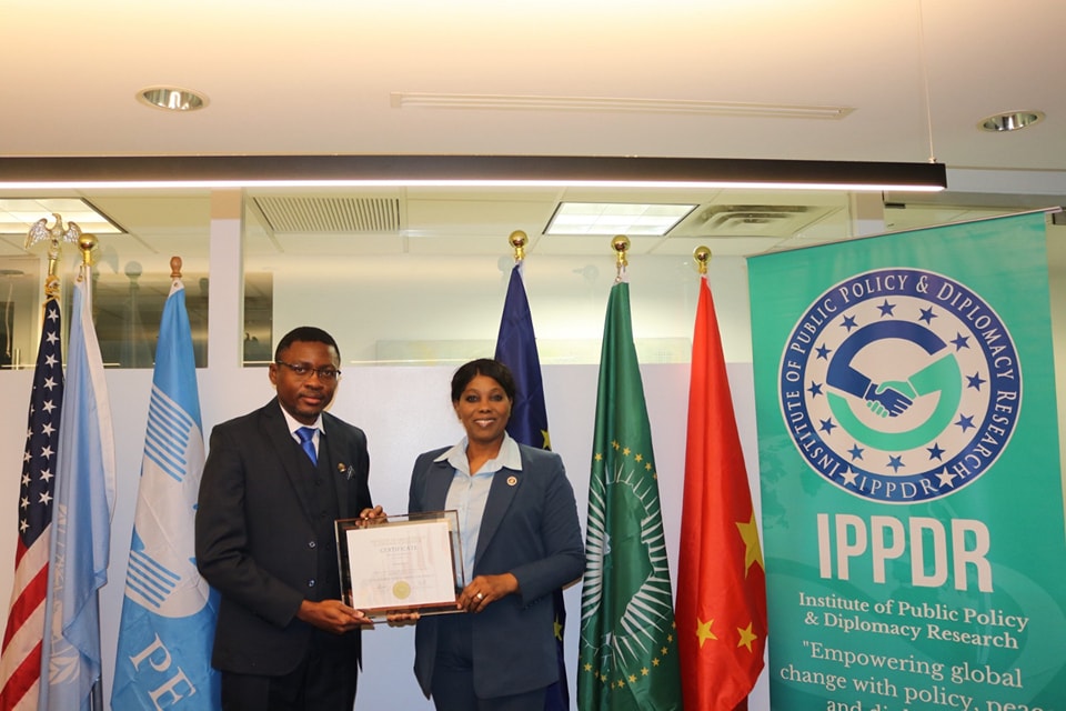 Remise du titre de nouveau ambassadeur de la paix mondiale au président de l'IDF par la Dr Andrisse BASS de l'IPPDR.